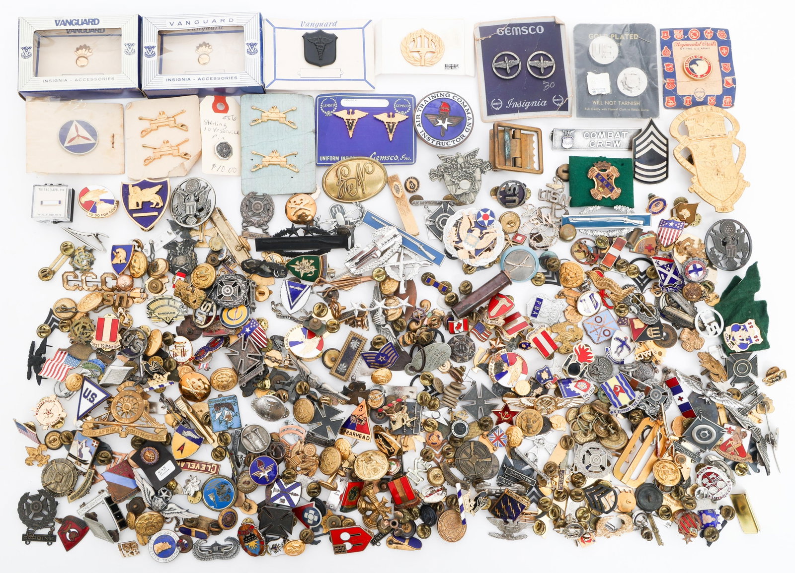 WWII - CURRENT US ARMED FORCES INSIGNIA: WWII - CURRENT US ARMED FORCES INSIGNIA WWII to Current U.S. Armed Forces and Civilian Insignia. Includes weapon qualification badges, 3rd Armored division spearhead pin, U.S. Air Force training comma