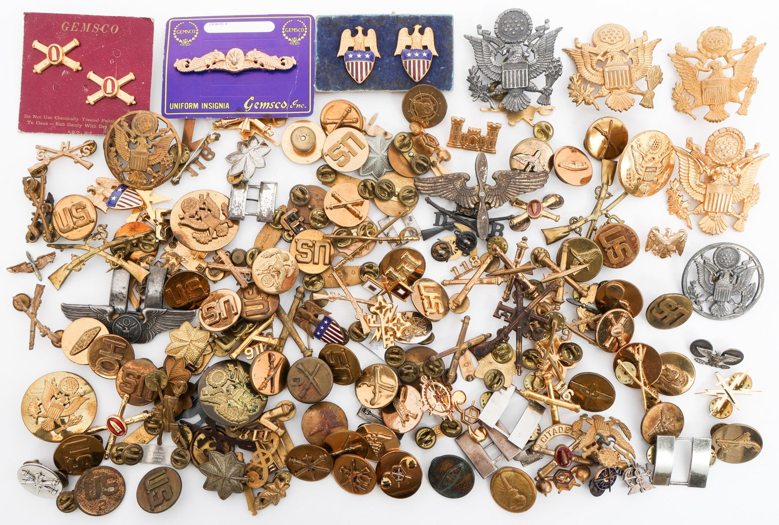 WWII - COLD WAR US ARMED FORCES INSIGNIA: WWII - COLD WAR US ARMED FORCES INSIGNIA WWII to Cold War U.S. Armed Forces Rank Insignia and Collar Insignia. Includes rank insignia, cap badges, and collar discs. Provenance: Lifetime Military Memor