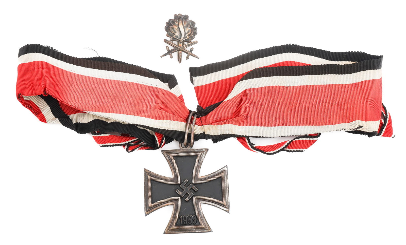 RE-ENACTOR WWII GERMAN KNIGHTS CROSS & OAK LEAF: RE-ENACTOR WWII GERMAN KNIGHTS CROSS & OAK LEAF Modern Re-enactor WWII German Knight's Cross Oak Leaf with Swords. (1) Knight's Cross. 800 Silver. Weight: 30g. (1) Oak Leaf. 900 Silver. Weight: 9g.