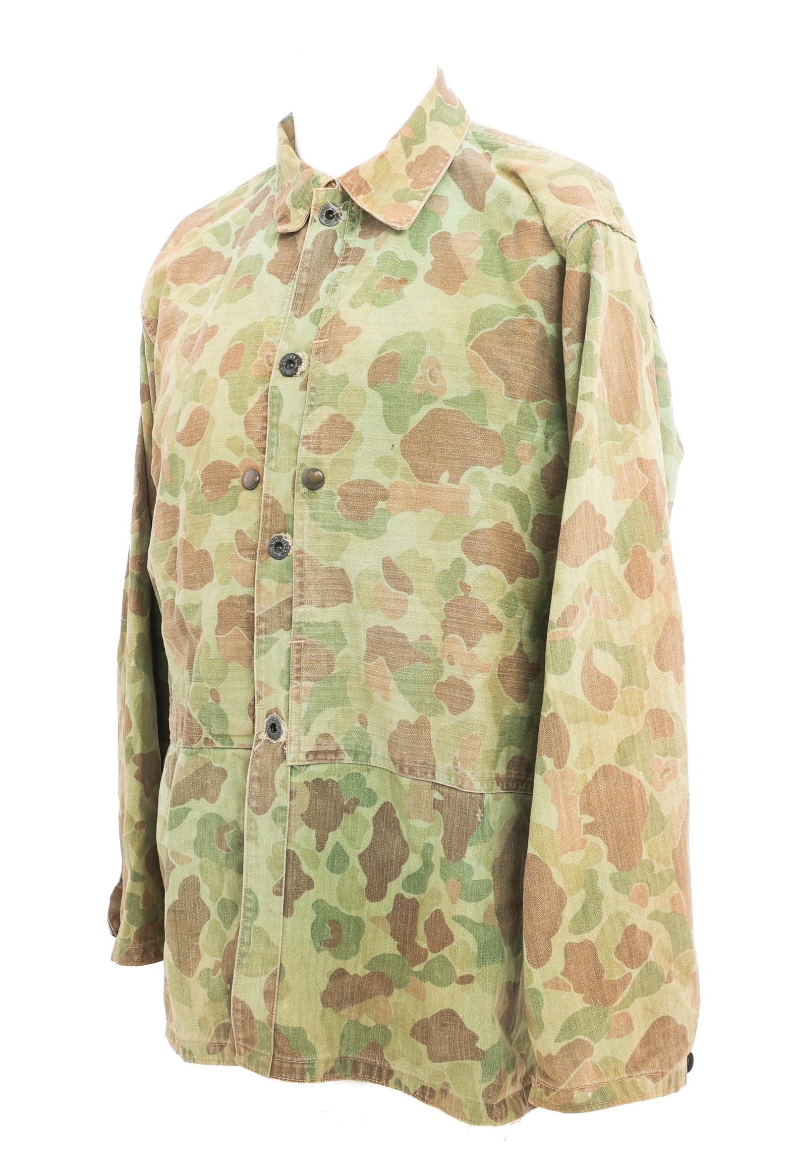 WWII USMC P44 HBT REVERSIBLE CAMO COMBAT JACKET: WWII USMC P44 HBT REVERSIBLE CAMO COMBAT JACKET WWII USMC P44 HBT Reversible Camouflage Combat Jacket. Camouflage herringbone twill. Four U.S. Marine Corps steel buttons, two snap buttons. Size: Mediu