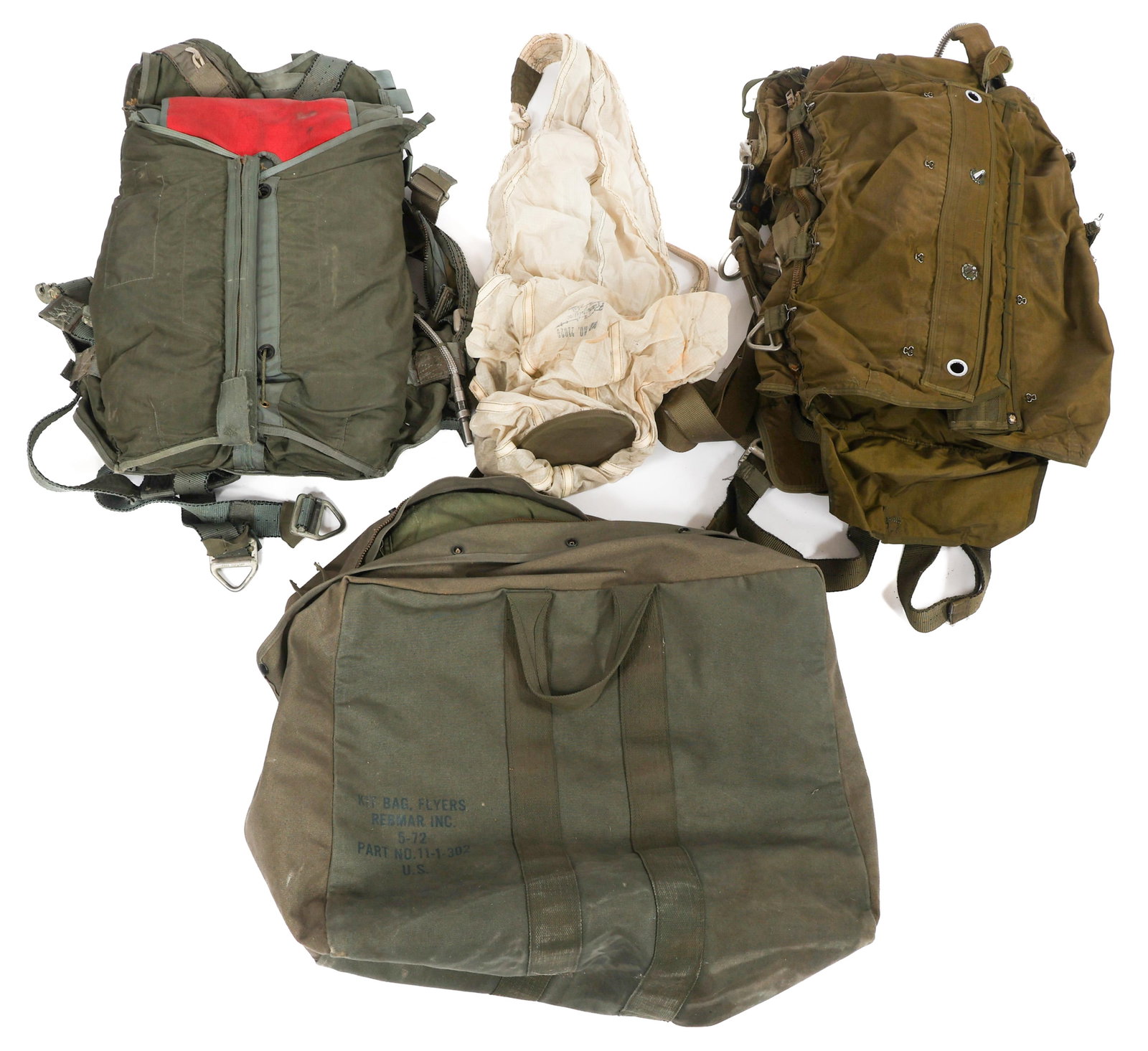 VIETNAM WAR US AIR FORCE KIT BAG & PARACHUTES (1 of 17)