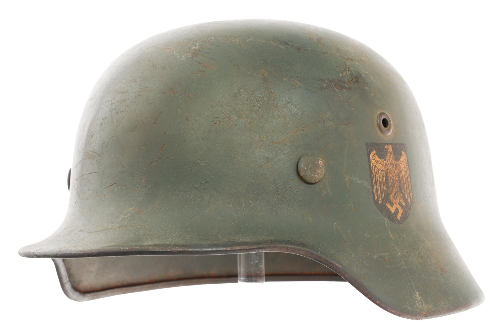 REFURBISHED WWII GERMAN HEER DD M40 HELMET: REFURBISHED WWII GERMAN HEER DD M40 HELMET Refurbished WWII German Heer DD M40 Combat Helmet. Shell has been repainted. Heer Eagle and National tricolor decals. Maker marked by SE64 and serial