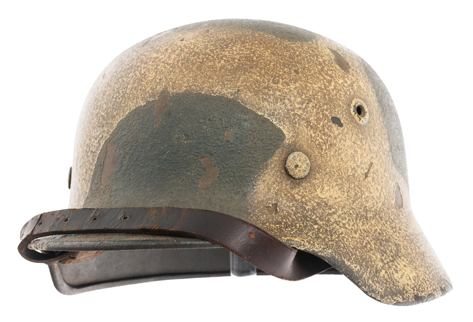 REFURBISHED WWII GERMAN HEER M40 CAMO HELMET: REFURBISHED WWII GERMAN HEER M40 CAMO HELMET Refurbished WWII German Heer M40 Camouflaged Helmet. Aluminum band with 8 tongue leather liner and chinstrap. Maker marked by H62. Size: 62