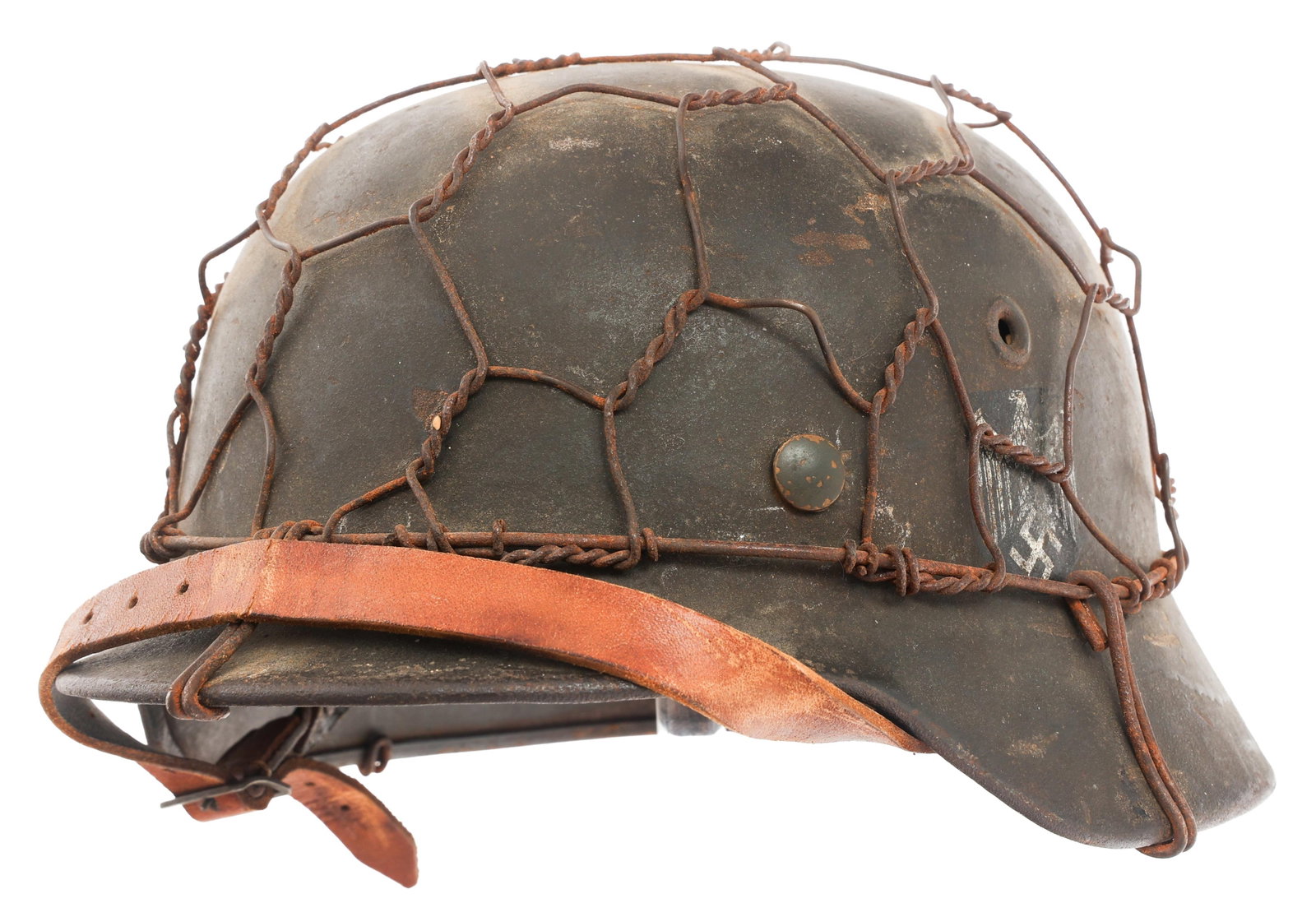 REFURBISHED WWII GERMAN HEER SD M40 HELMET: REFURBISHED WWII GERMAN HEER SD M40 HELMET Refurbished WWII German Heer Single Decal M40 Helmet. Wire netting with single Heer decal on left side. Aluminum band, leather 8 tongue liner and chinstrap.
