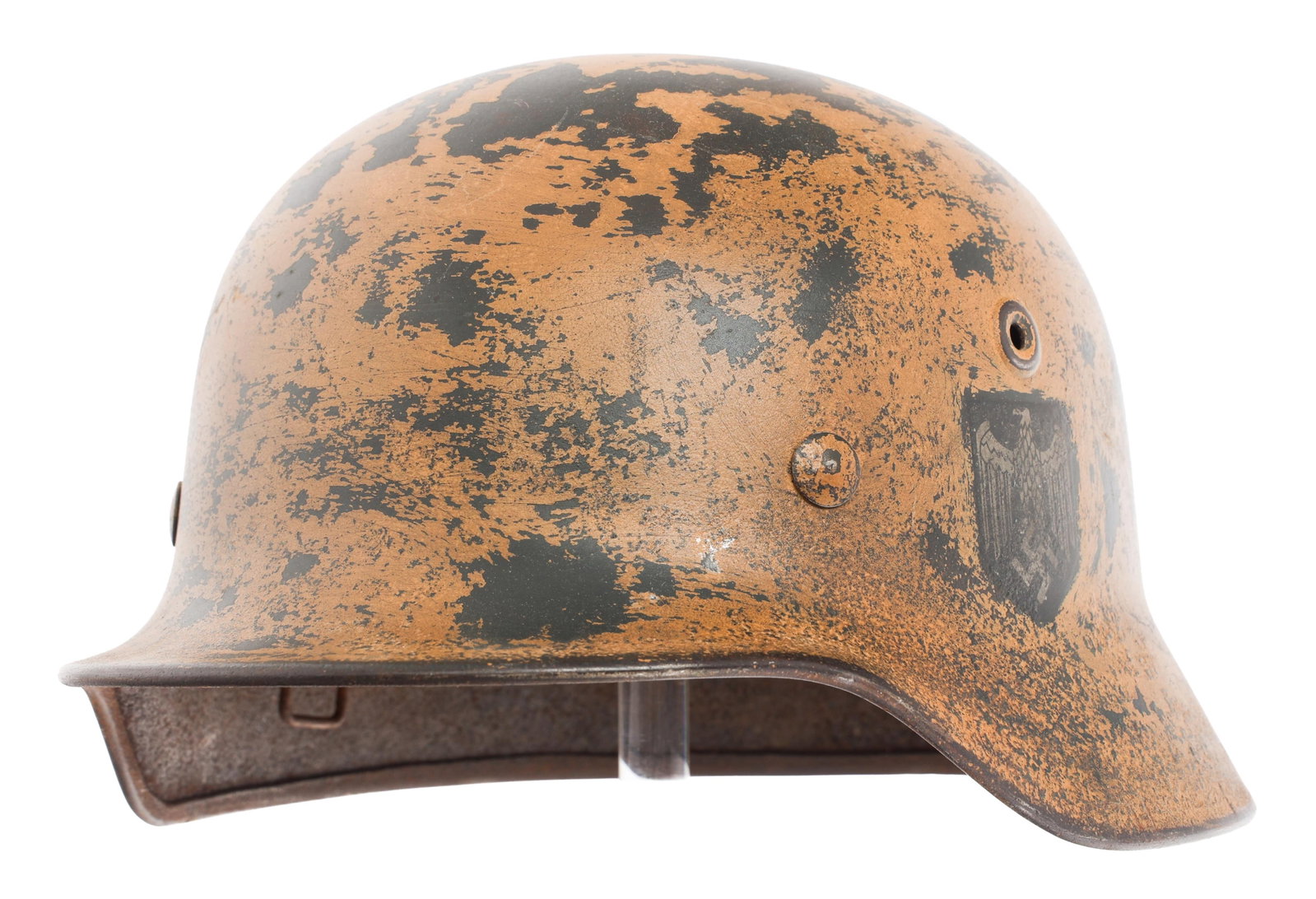 REFURBISHED WWII GERMAN HEER SD M40 HELMET: REFURBISHED WWII GERMAN HEER SD M40 HELMET Refurbished WWII German Heer Single Decal M40 Helmet. Repainted shell with Heer decal. Steel band and 8 tongue leather liner. No visible marks.