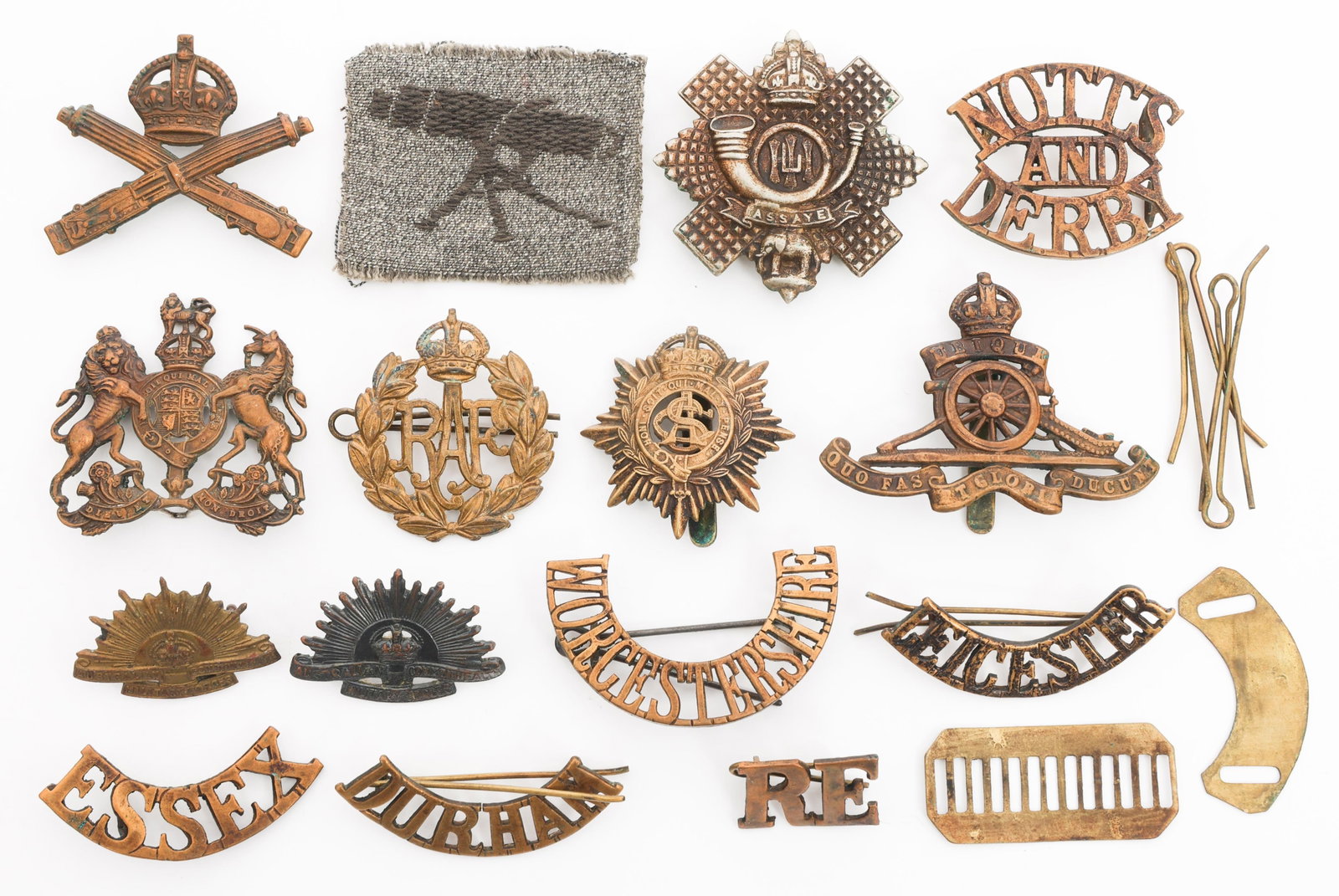 WWI - WWII UK & ITALIAN SHOULDER TITLES & BADGES: WWI - WWII UK & ITALIAN SHOULDER TITLES & BADGES WWI to WWII UK and Italian Shoulder Titles and Badges. (1) WWI Italian Machine gun Shoulder Patch. (6) British Shoulder Titles. (8) British and