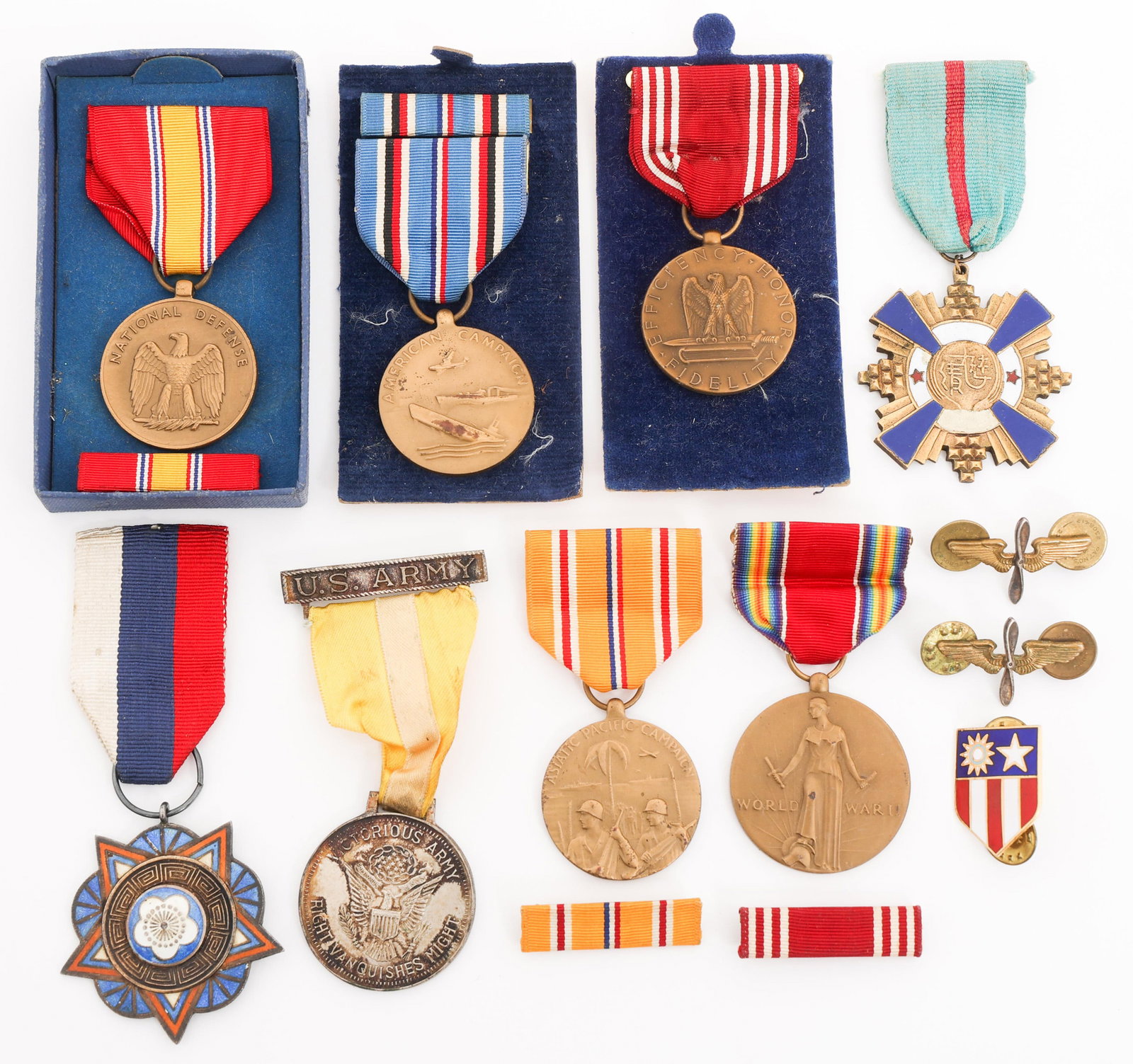 WWII US & CHINESE ARMED FORCES MEDALS & PINS (1 of 14)