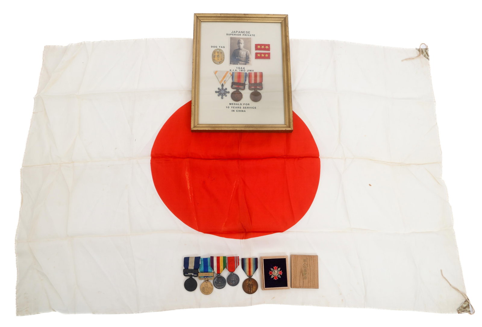 WWII JAPANESE ARMY IWO JIMA KIA MEDAL GROUPING: WWII JAPANESE ARMY IWO JIMA KIA MEDAL GROUPING WWII Japanese Army Superior Private Iwo Jima KIA Medal Grouping. (1) National Flag. Double sided, single-piece silk with printed emblem. Cardboard corner