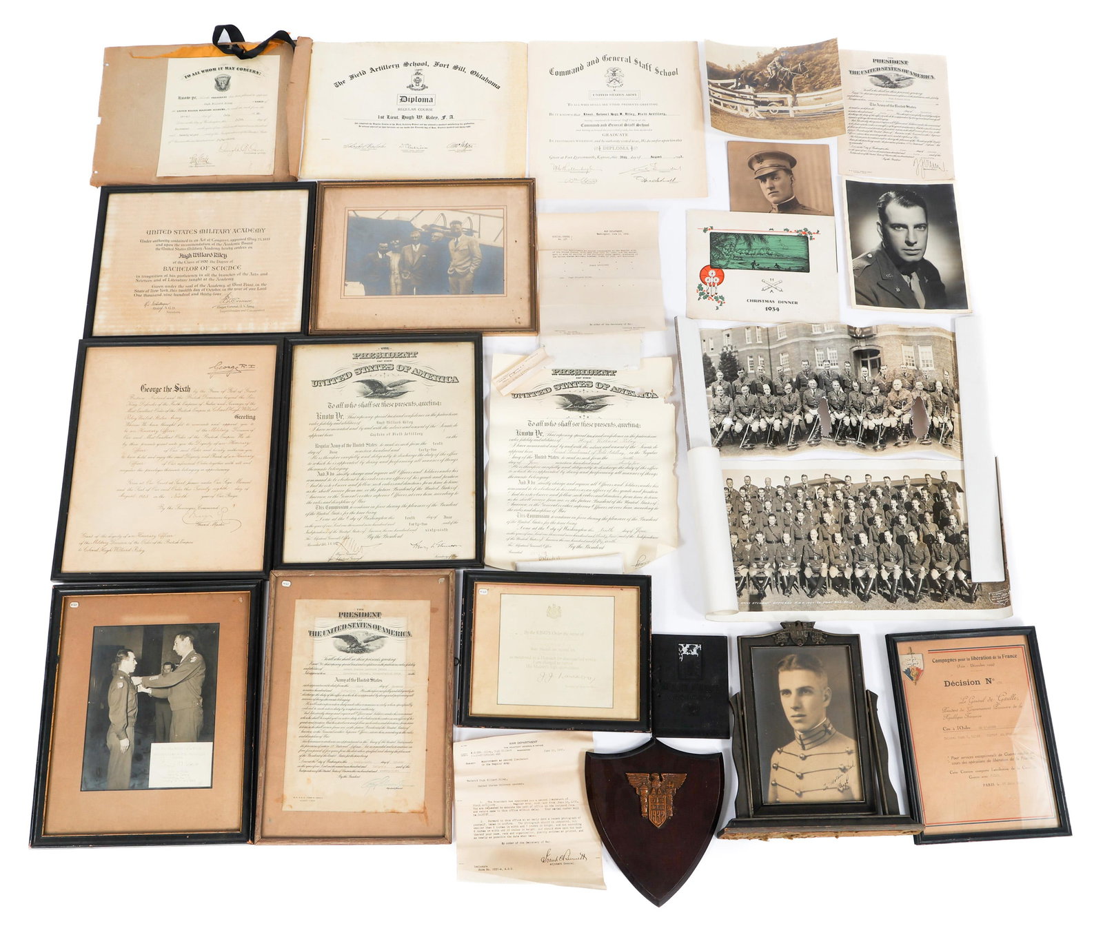 1930s - WWII US ARMY DIPLOMAS, CITATIONS & PHOTOS: 1930s - WWII US ARMY DIPLOMAS, CITATIONS & PHOTOS 1930s to WWII U.S. Army Diplomas, Citations and Photos. Includes diplomas from Command and General Staff School named to Hugh W. Riley, French Croix d