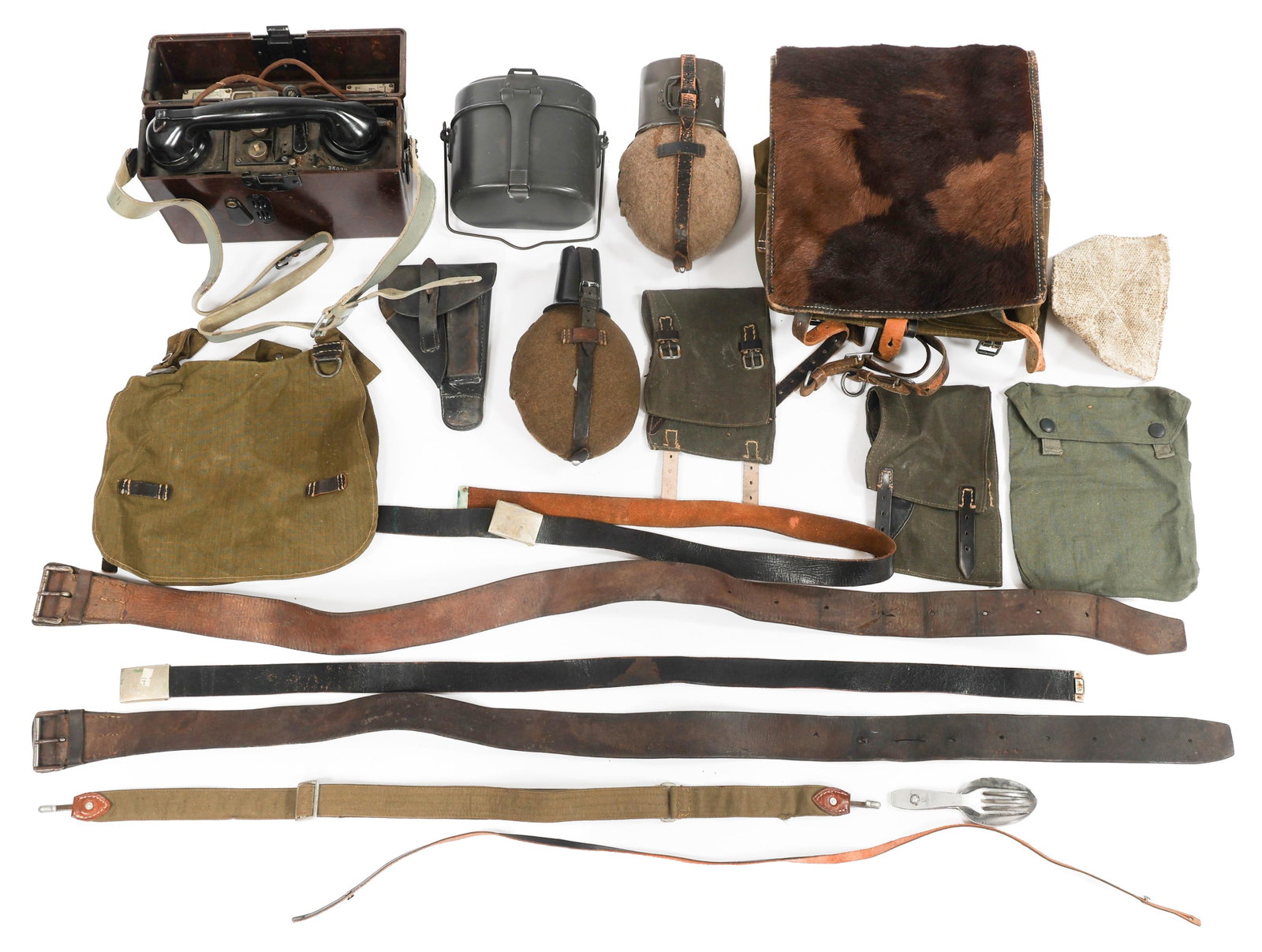 WWII GERMAN HEER CANTEENS, FIELD GEAR & PHONE (1 of 15)