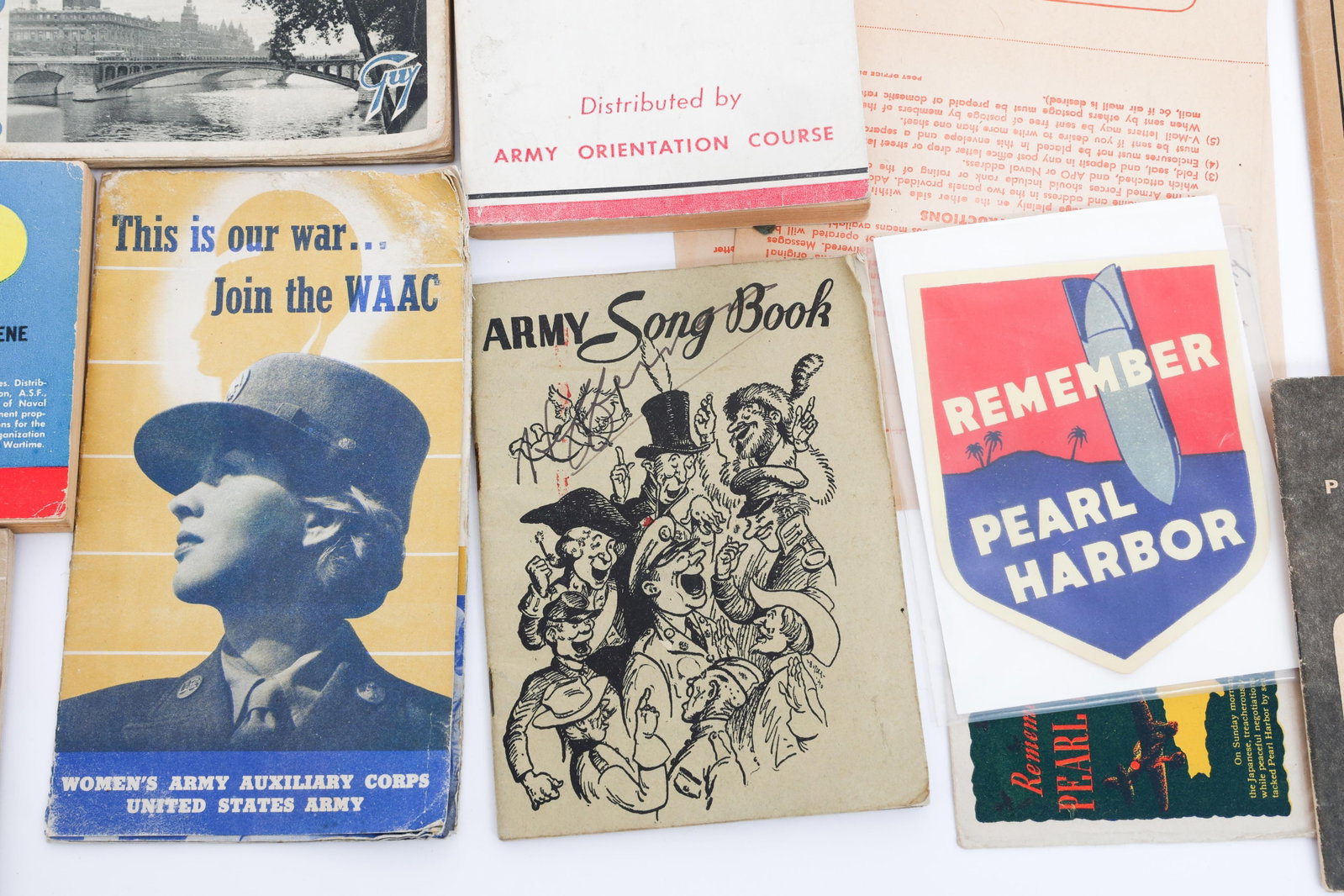 WWII US ARMED FORCES GUIDE BOOKLETS - 10