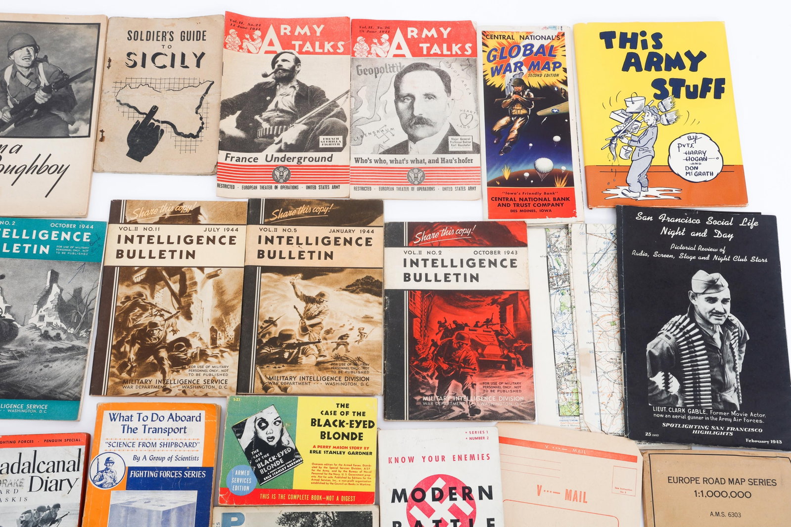 WWII US ARMED FORCES GUIDE BOOKLETS - 3