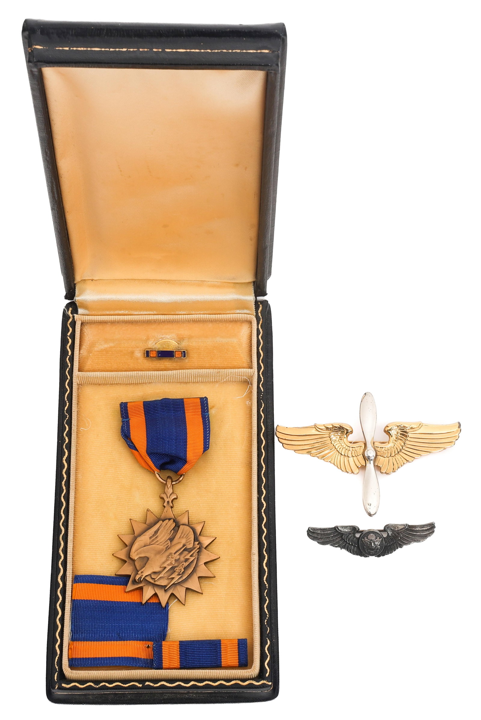 WWII US AAF AIR MEDAL & STERLING PILOT WINGS (1 of 6)
