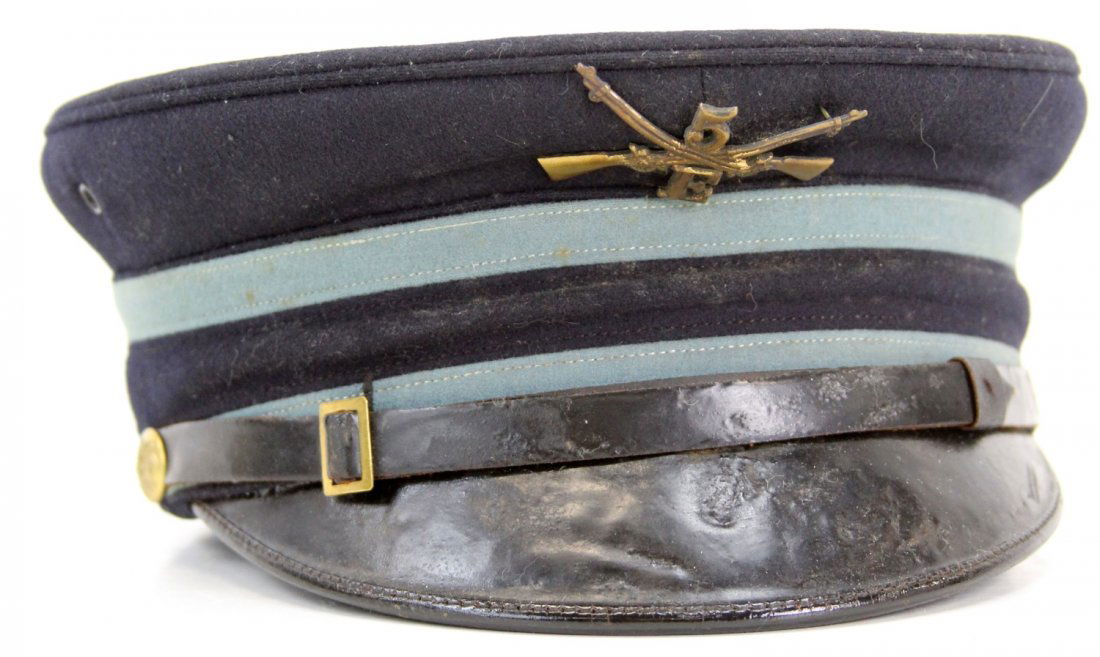 M1902 ENLISTED MAN GARRISON VISOR CAP: M1902 ENLISTED MAN GARRISON VISOR CAP Blue band. Country: US Size: 8.5"