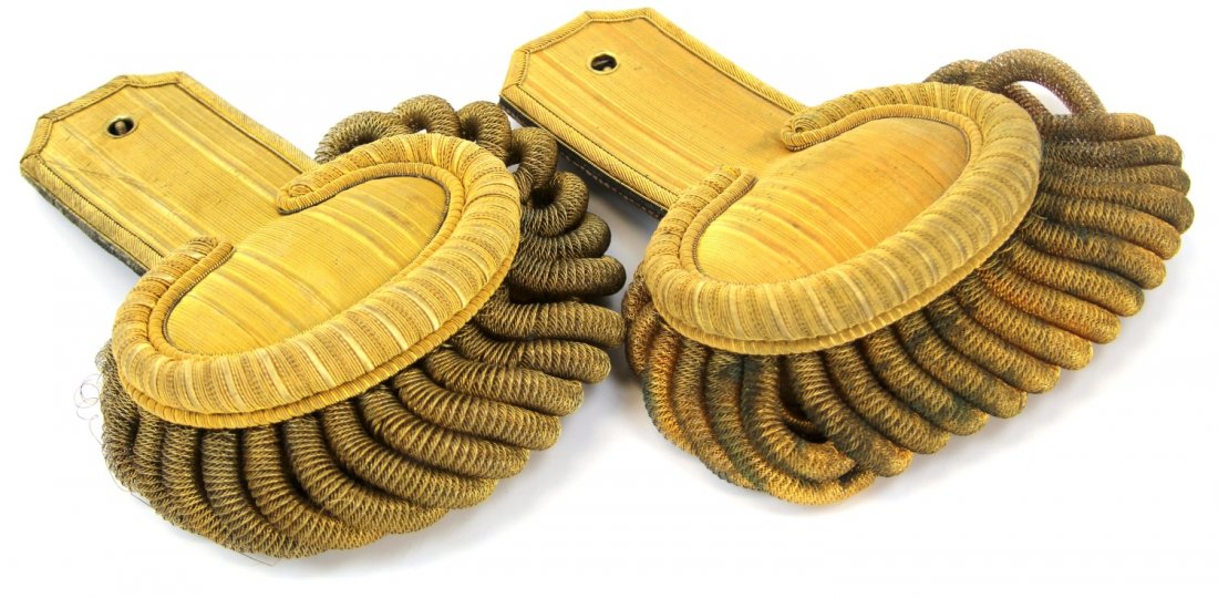 US NAVY GOLD BULLION EPAULETS: US NAVY GOLD BULLION EPAULETS Made in France, sold by Meyer, New York. Country: US Size: 7"