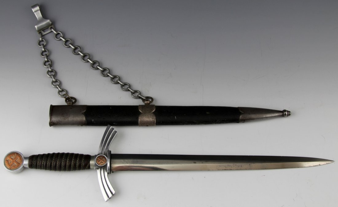 WWII LUFTWAFFE DAGGER 1st MODEL E PACK & SOHNE: WWII LUFTWAFFE DAGGER 1st MODEL E PACK & SOHNE Chain by Gesch. Type: Dagger Country: Germany Blade Length: 12" Overall Length: 17.75"