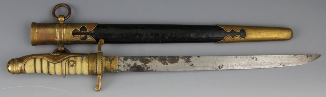 IMPERIAL JAPANESE NAVY DIRK WITH TOYOTOMI MON: IMPERIAL JAPANESE NAVY DIRK WITH TOYOTOMI MON Old blade remounted with Toyomi mon to pommel and back of handle. Type: Dirk Country: Japan Blade Length: 9.5" Overall Length: 14.5"