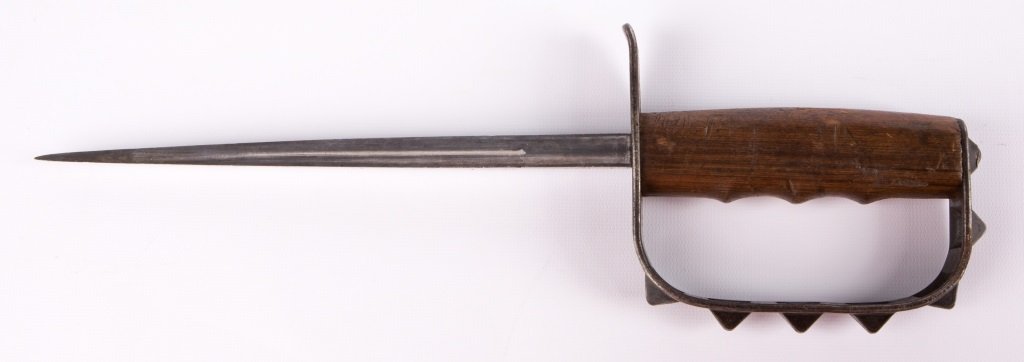 WWI L.F.&C. US 1917 KNUCKLE DUSTER TRENCH KNIFE: WWI L.F.&C. US 1917 KNUCKLE DUSTER TRENCH KNIFE Country: US Blade Length: 9" Overall Length: 14"
