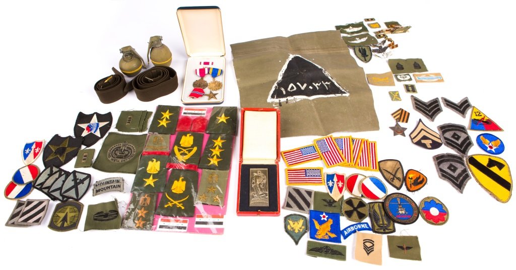 MIXED GROUP OF MILITARY ITEMS: MIXED GROUP OF MILITARY ITEMS Provenance: From the collection of Robert D. Mitchell, who served in the U.S. Army from September 1976 thru February 2001 as an Cobra and Apache Attack Helicopter Pilot. 