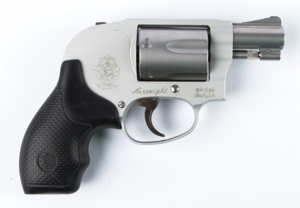SMITH & WESSON MODEL 638-3 AIRWEIGHT REVOLVER 38: SMITH & WESSON MODEL 638-3 AIRWEIGHT REVOLVER 38 Original box and papers Caliber / Gauge: 30 Barrel Length: 2" Serial Number: CMJ4578