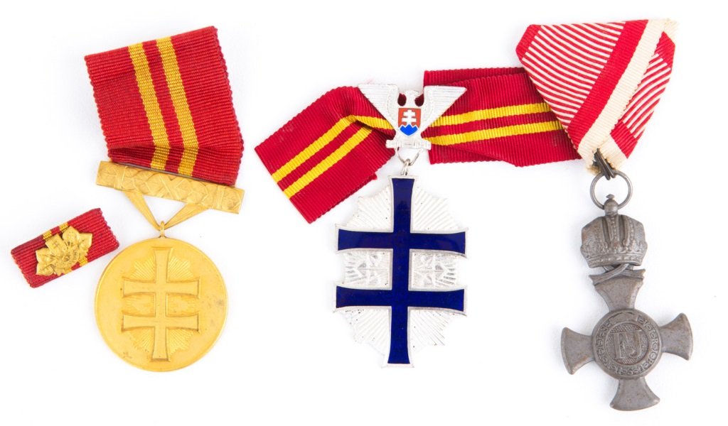 AUSTRIA HUNGARY MEDAL LOT OF 3: AUSTRIA HUNGARY MEDAL LOT OF 3 Provenance: Malcolm Dearing Collection. Dearing collected medals, orders, decorations, and Imperial German Pickelhaube helmets. Dearing collection highlights include the