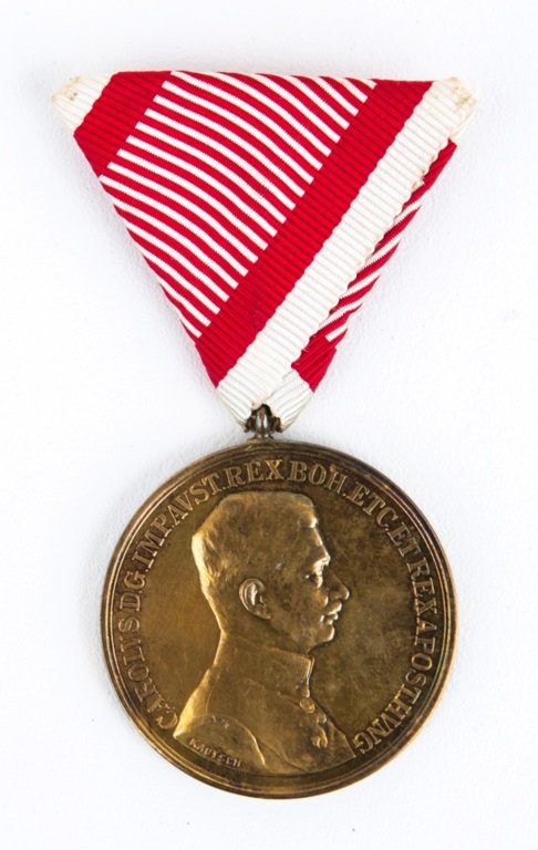 AUSTRIA HUNGARY GOLDEN BRAVERY MEDAL: AUSTRIA HUNGARY GOLDEN BRAVERY MEDAL Provenance: Malcolm Dearing Collection. Dearing collected medals, orders, decorations, and Imperial German Pickelhaube helmets. Dearing collection highlights inclu