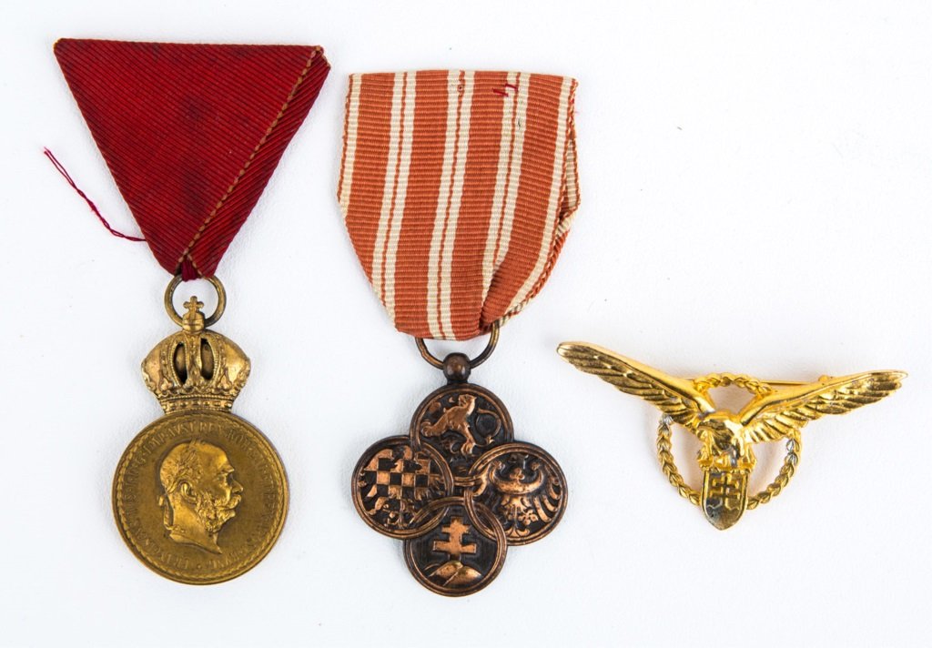 AUSTRIA HUNGARY MEDALS & PILOT BADGE: AUSTRIA HUNGARY MEDALS & PILOT BADGE Provenance: Malcolm Dearing Collection. Dearing collected medals, orders, decorations, and Imperial German Pickelhaube helmets. Dearing collection highlights inclu