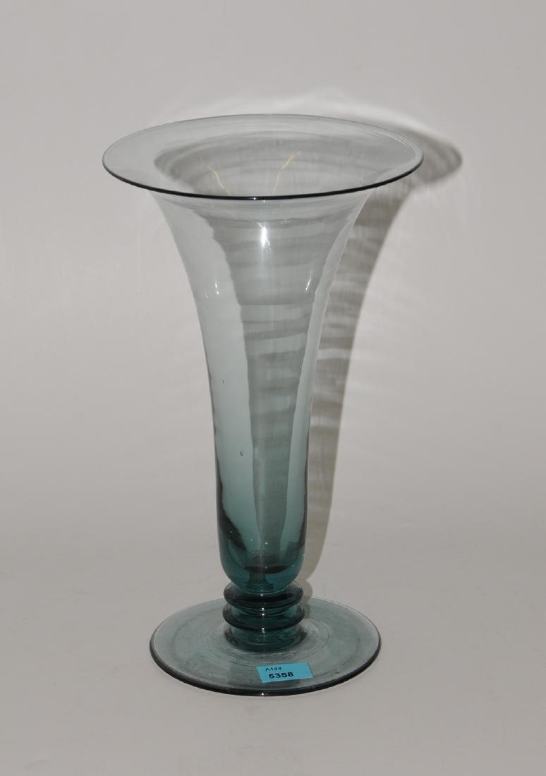 Vase Um 1930. Holmegaard zugeschrieben. Nicht: Vase Um 1930. Holmegaard zugeschrieben. Nicht bezeichnet. Türkisfarbenes, dünnwandiges Glas. Trompetenförmiges Gefäss auf breitem flachem Fuss. H 25,5 cm.