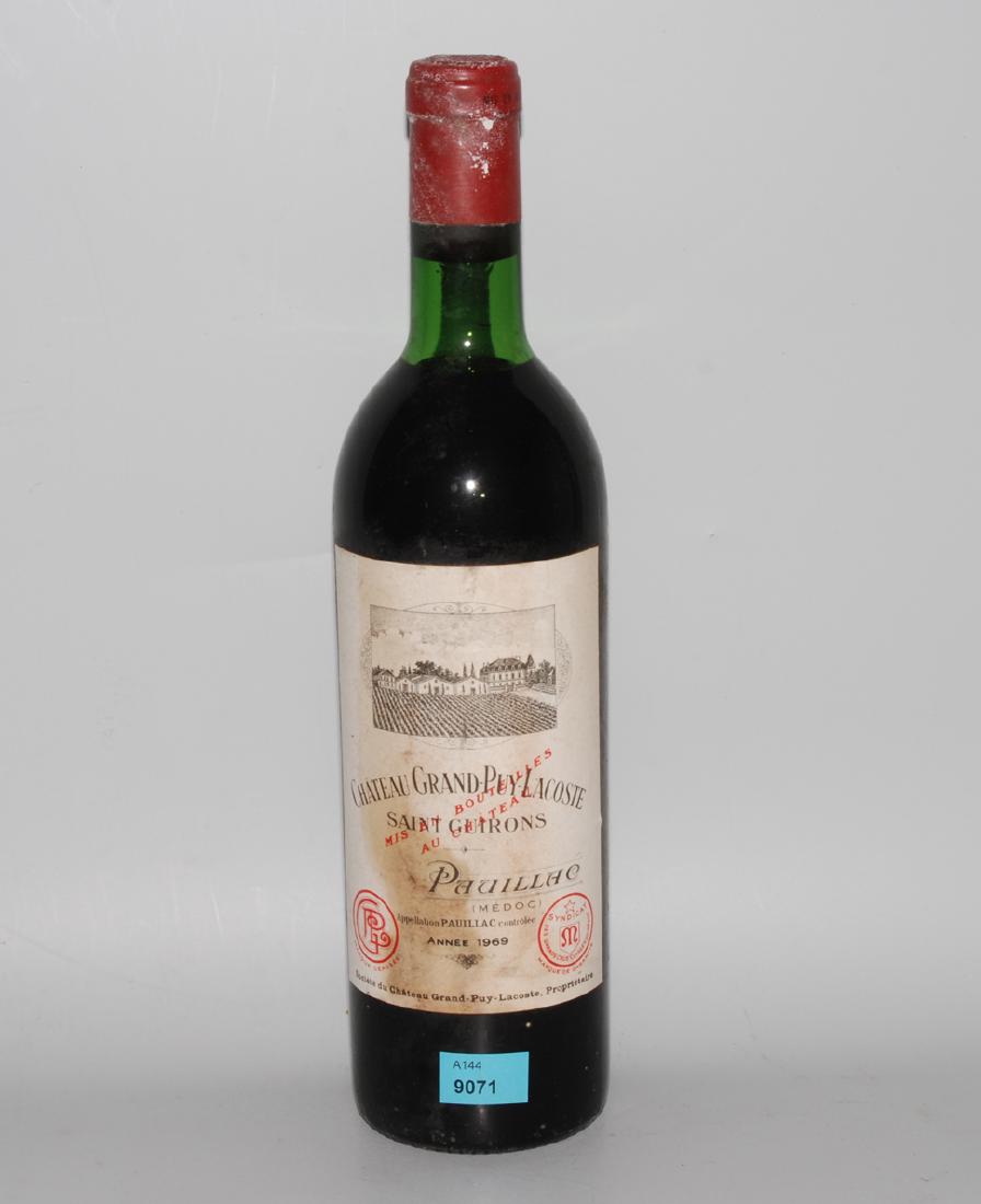 Chateau Grand Puy Lacoste 1969. 5eme Cru. Pauillac.: Chateau Grand Puy Lacoste 1969. 5eme Cru. Pauillac. Niveau bei Schultermitte. 6 Flaschen.