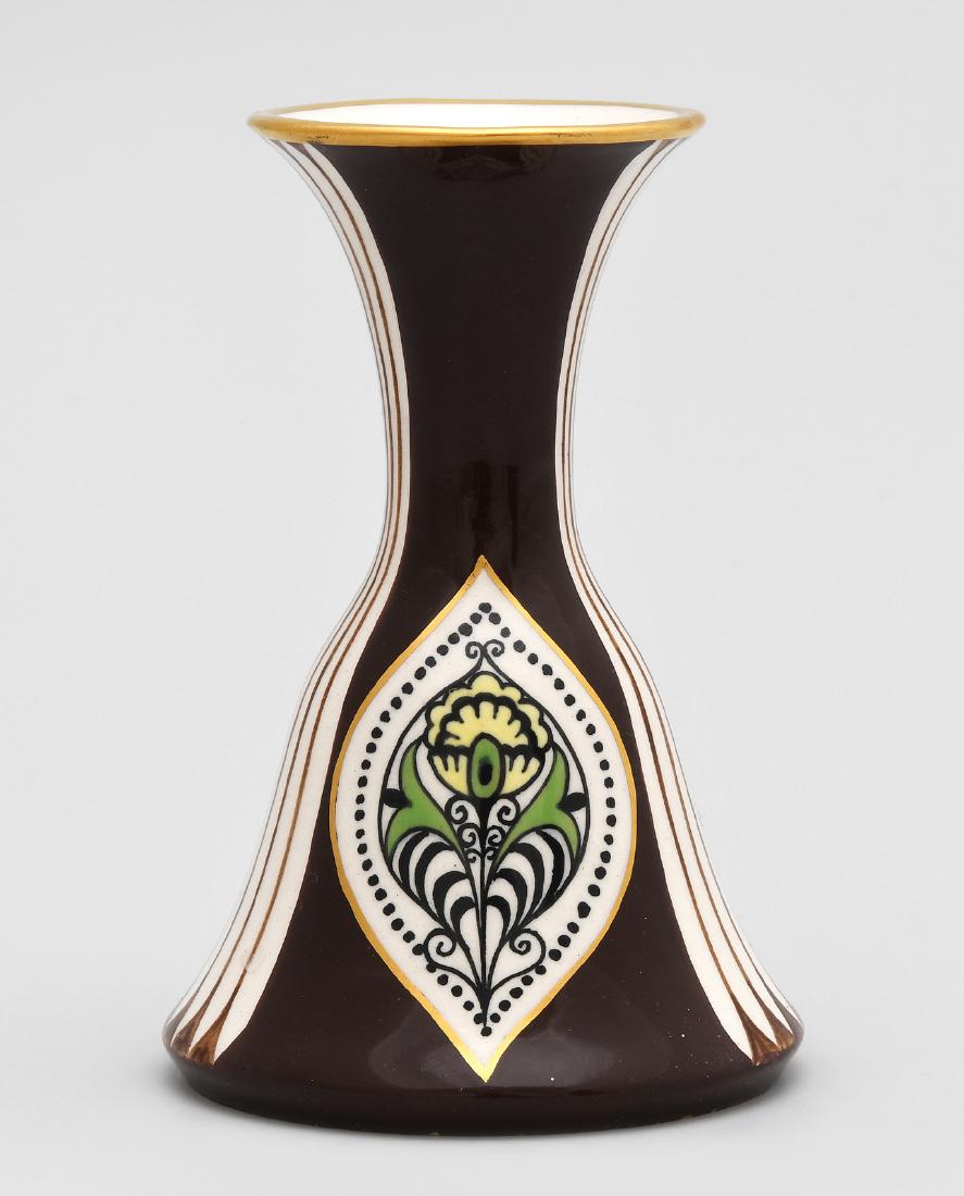 Väschen, Serapis Wahliss Um 1910. Nach Entwurf von Karl: Väschen, Serapis Wahliss Um 1910. Nach Entwurf von Karl Klaus. Wien. Steingut, ornamentaler Dekor, Goldstaffierung. Bezeichnet: Manufakturmarke SERAPIS WAHLISS, Nach Entwurf von KARL KLAUS ARCHITEKT