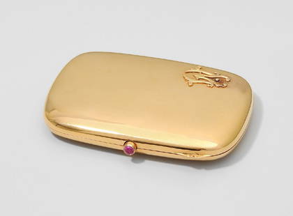 Zigarettenetui Stockholm, um 1900. Rotgold 18 ct.: Zigarettenetui Stockholm, um 1900. Rotgold 18 ct. Meistermarke Karl Anderson. Gerundete Rechteckform, Verschluss mit Farbstein besetzt. Auf Deckel applizierte Ligaturinitialen. Garantie-, Meistermarke