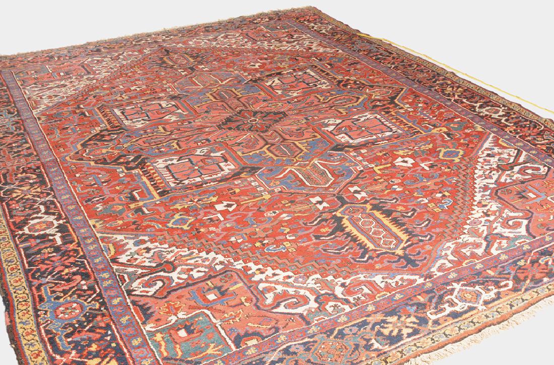 Karaja NW-Iran, um 1910. Im roten Mittelfeld liegt ein (1 of 9)