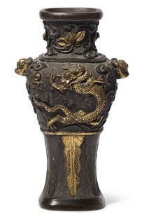 Kleine Henkelvase China, Qing-Dynastie. Bronze,: Kleine Henkelvase China, Qing-Dynastie. Bronze, teilvergoldet. Balusterform. Unterer Teil des Gefässkörpers verziert mit Bananenblätter-Dekor, oberer Teil mit reliefiertem Drachendekor. Seitlich mi