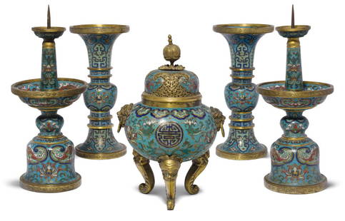 Fünfteilige Altargarnitur China, späte Qing-Dynastie.: Fünfteilige Altargarnitur China, späte Qing-Dynastie. Email cloisonné. Bauchiges Räuchergefäss auf drei Füssen in Form von Fabeltierköpfen, seitlich mit Löwenkopfhenkel mit beweglichen Ringen.