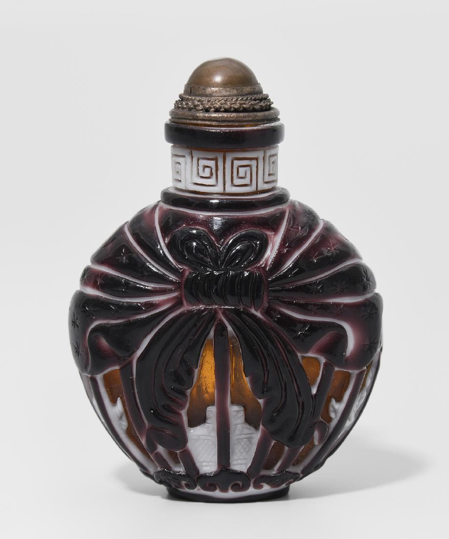 Snuffbottle China, 20.Jh. Bernsteinfarbenes Glas mit (1 of 1)