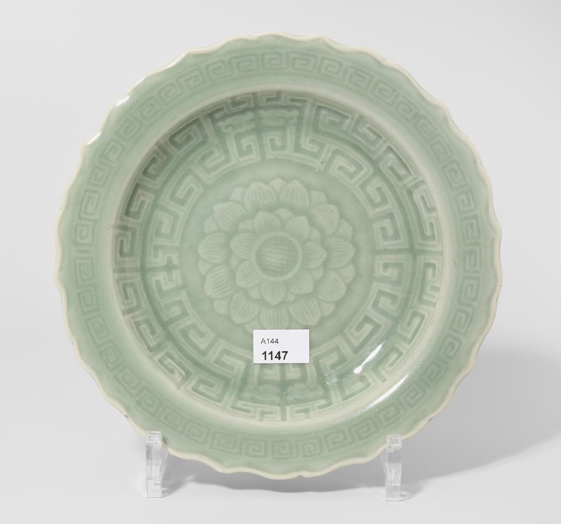 Teller China, 20.Jh. Celadon. Steinzeug. Passiger Rand. (1 of 1)