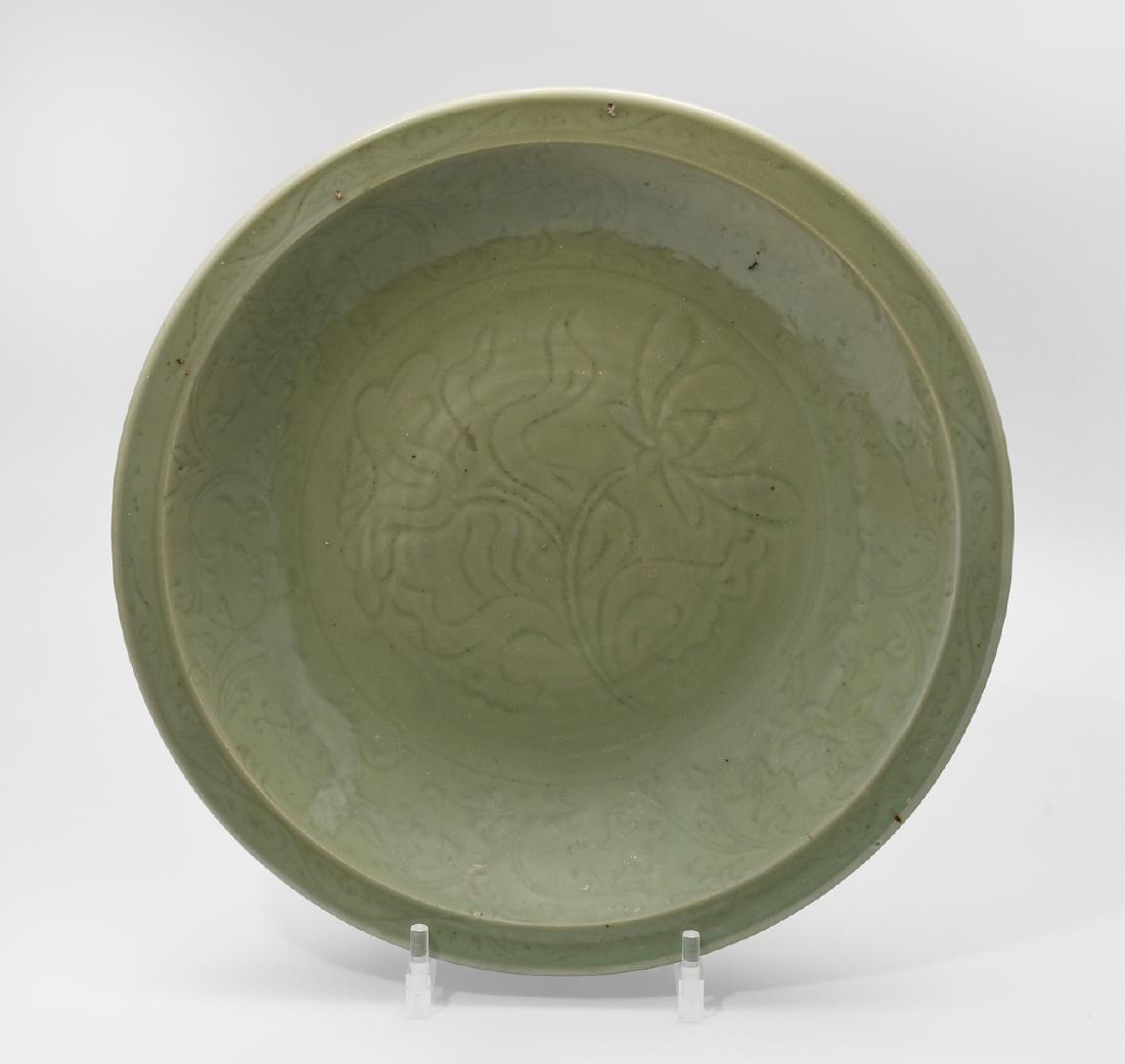 Grosse Longquan-Platte China, Ming-Dynastie. Celadon.: Grosse Longquan-Platte China, Ming-Dynastie. Celadon. Verziert mit Lotosblumendekor. H 6,5, D 41 cm.
