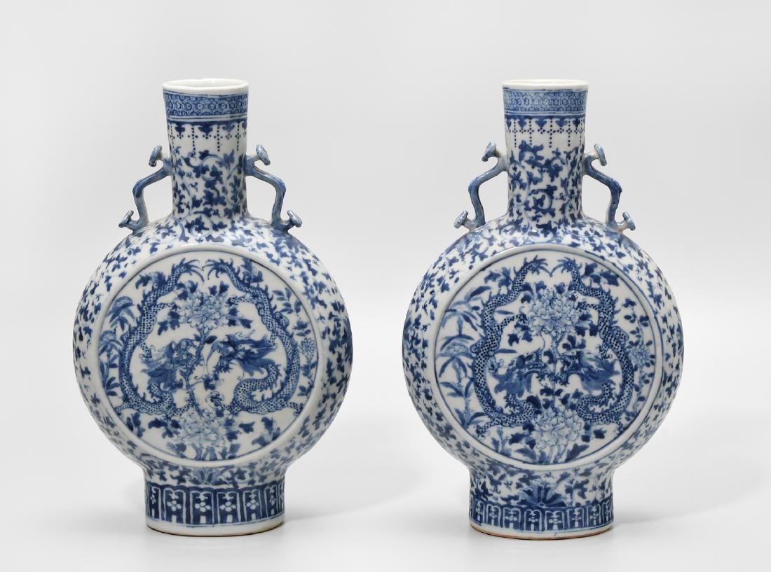 1 Paar Mondflaschen China, 20.Jh. Porzellan. (1 of 1)