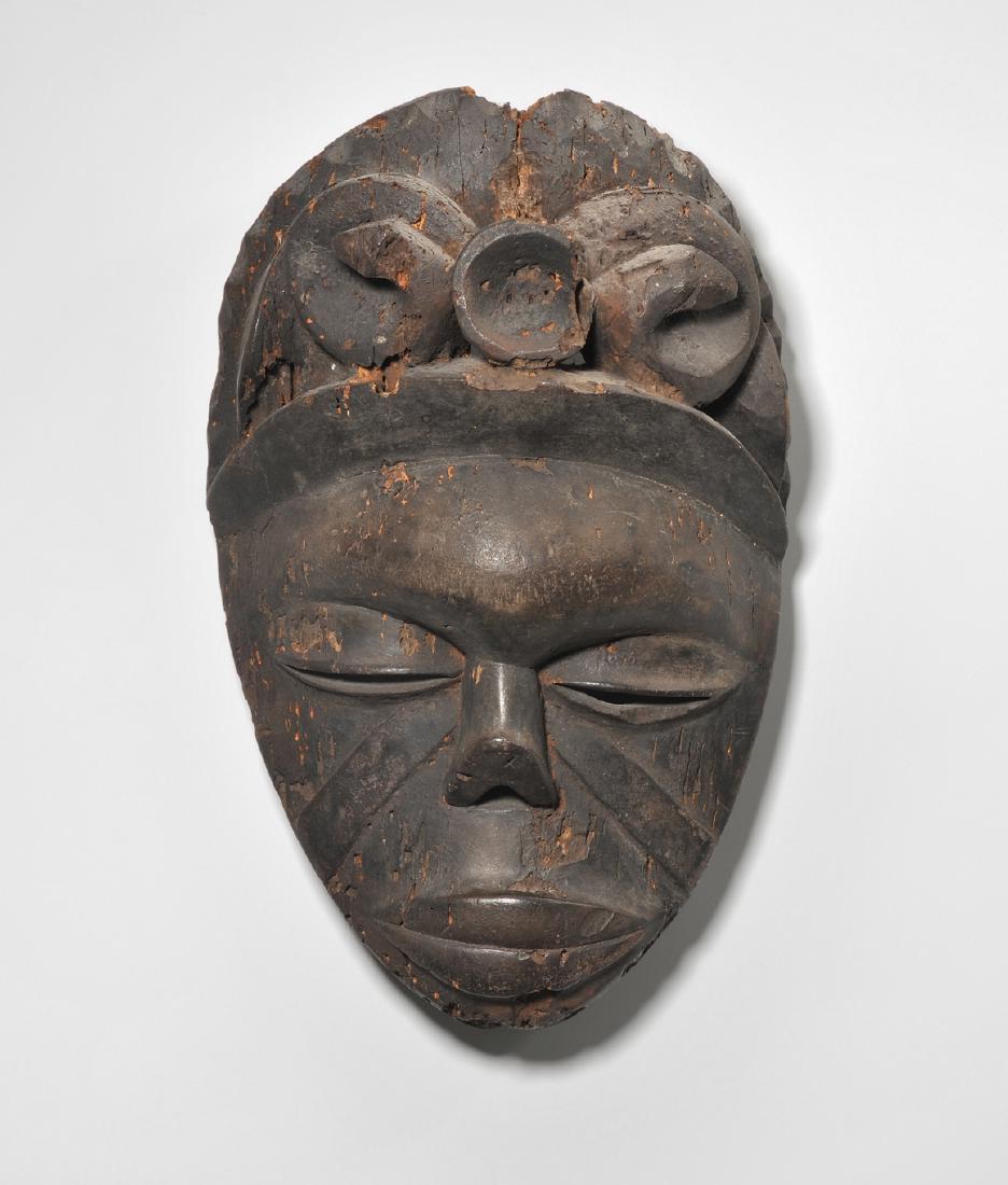 Maske Ibibio. Nigeria. Helles Holz, dunkel patiniert. (1 of 6)
