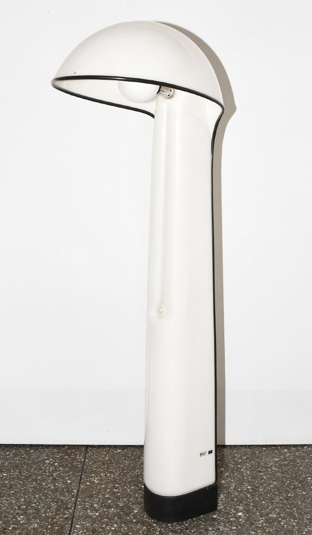 Aulenti, Gae (1927–2012) Stehleuchte Monaca, Entwurf: Aulenti, Gae (1927–2012) Stehleuchte Monaca, Entwurf 1972. Ausführung Harvey Guzzini, Italien. Konstruktion aus Metallguss und Kunststoff, weiss. Gebrauchsspuren. Guter Zustand. Funktionsfähig. H