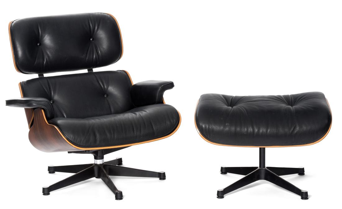 Eames, Charles und Ray Lounge Sessel mit Ottoman,: Eames, Charles und Ray Lounge Sessel mit Ottoman, Modell Nr. 670. Entwurf 1956. Ausführung Herman Miller. Sitzschale aus Palisander und gepolsterter Lederbezug, schwarz. Altersbedingte Gebrauchsspure