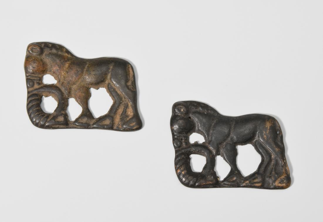 1 Paar Zierplaketten Wohl Ordos, Mongolei. Ca. 4.–1.Jh.: 1 Paar Zierplaketten Wohl Ordos, Mongolei. Ca. 4.–1.Jh. v. Chr. Bronze. Zwei durchbrochen gearbeitete Zierplaketten (wohl Sattelornamente) in Form eines Pferds. H 3,7, B 5 cm.