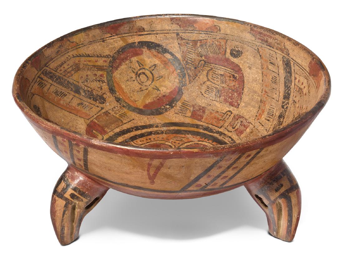 Grosse Tripod-Schale Panama, um 1400 A.D. Keramik,: Grosse Tripod-Schale Panama, um 1400 A.D. Keramik, polychrom bemalt. Tiefe Schale auf drei hakenförmigen Rassel-Füssen. Innenwandung reich verziert mit ornamentalem und geometrischem Dekor. H 14, D