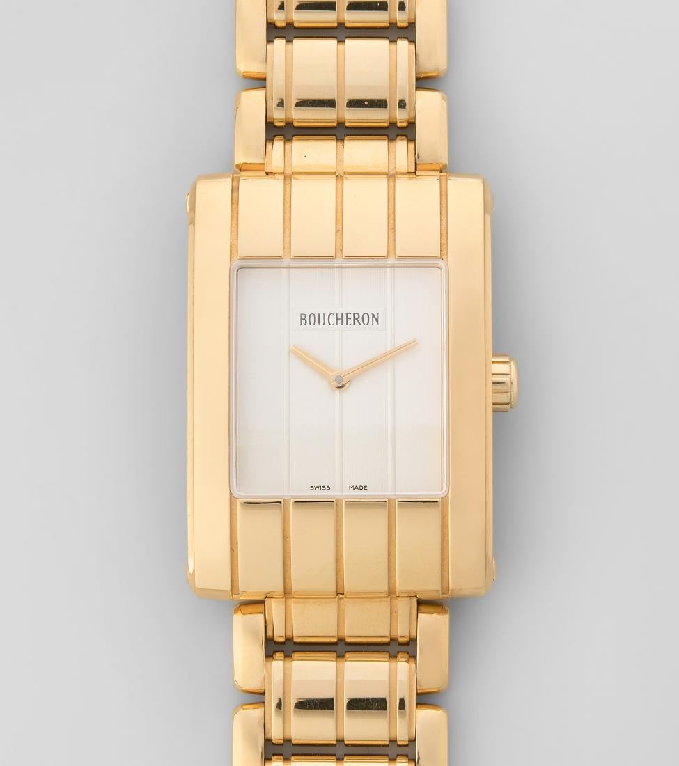 Boucheron Rechteckige Herrenarmbanduhr 80er Jahre mit: Boucheron Rechteckige Herrenarmbanduhr 80er Jahre mit Quarzwerk in vergoldetem Gehäuse. Boden verschraubt, Referenznummer B-006-B-36, 39x28 mm. Weisses Zifferblatt mit goldfarbenen Stab-Zeigern, Kron