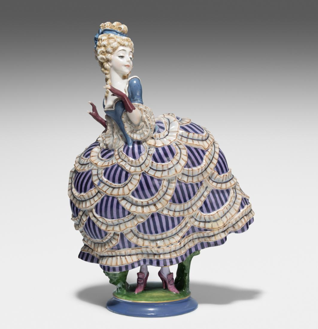 Rokokodame, Rosenthal Um 1921. Kunstabteilung Werk: Rokokodame, Rosenthal Um 1921. Kunstabteilung Werk Selb. "Pikiert". Modell von Constantin Holzer-Defanti 1921. Porzellan, Aufglasurbemalung. Bezeichnet: Grüner Firmenstempel, Malersignatur ... Schnei