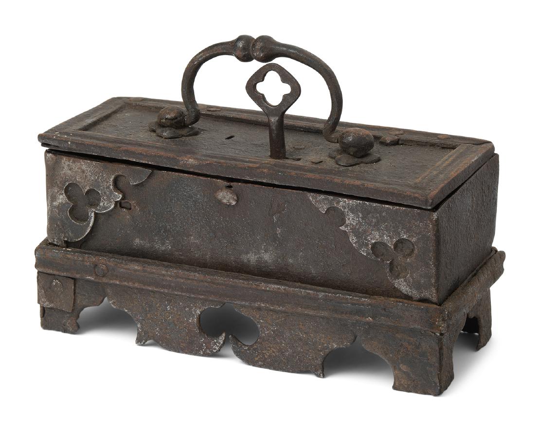 Kästchen Tirol, 16.Jh. Eisen. Rechteckiger Korpus auf (1 of 1)