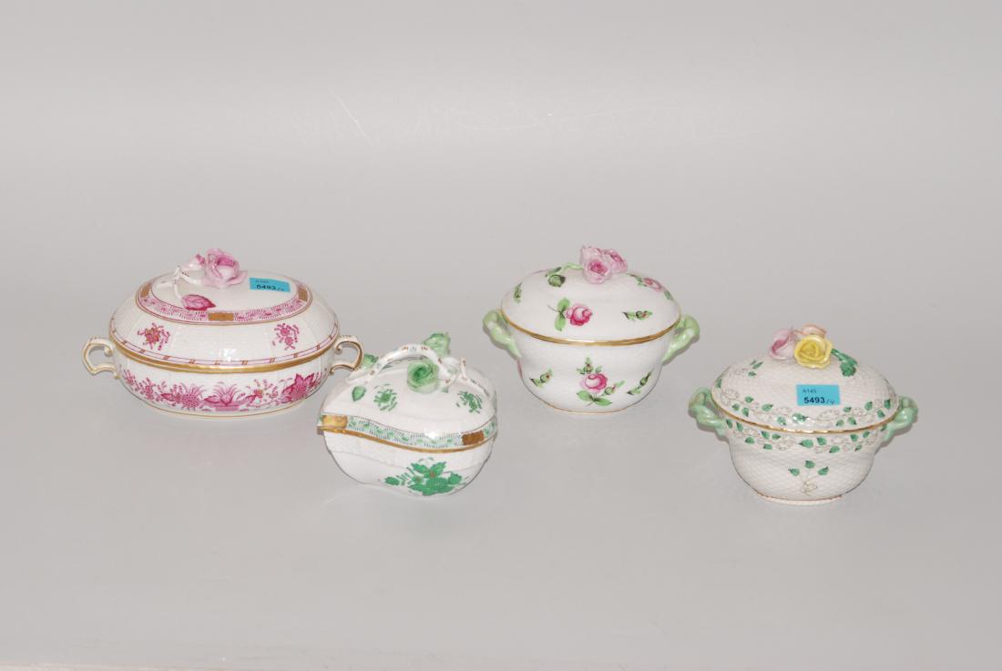 Lot: 4 Deckeldosen Herrend, nach 1945. Porzellan,: Lot: 4 Deckeldosen Herrend, nach 1945. Porzellan, polychrome Blumenmalerei mit Goldstaffierungen. Knauf in Form eines Rosenzweiges. Diverse Formen. L 11,5–18 cm.