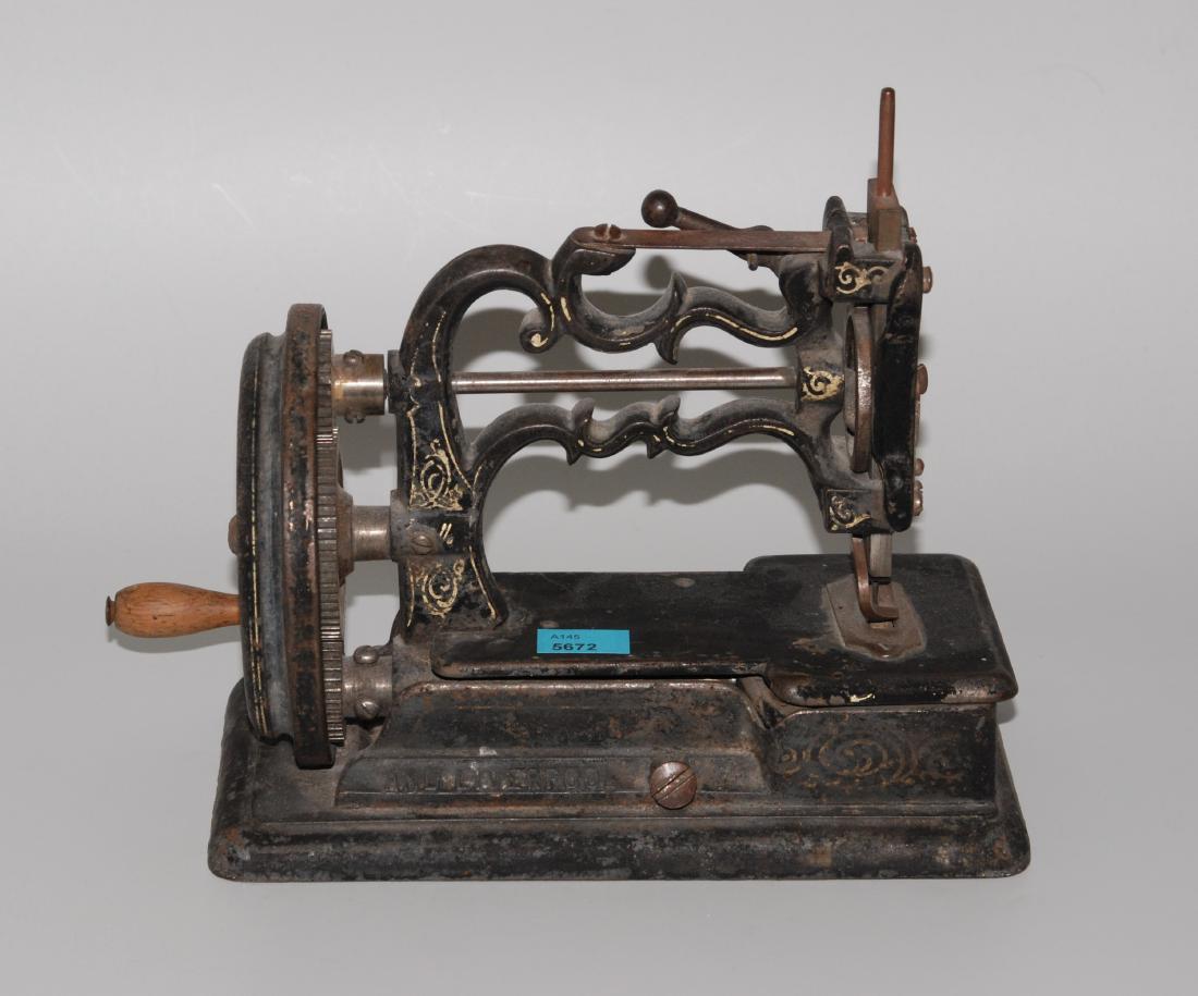 Kindernähmaschine London, um 1920. Gusseisen, (1 of 1)