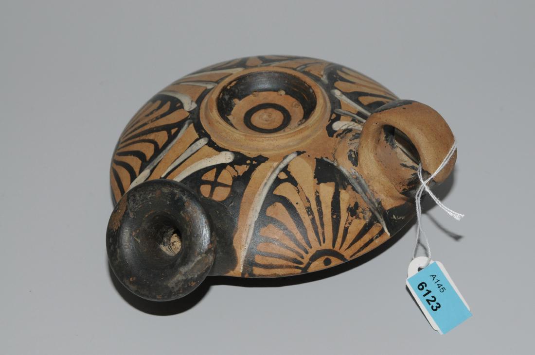 Guttus Apulien, 4.Jh. v. Chr. Schwarze und weisse (1 of 1)