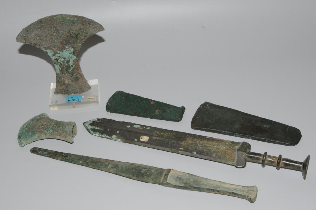 Lot: 2 Dolche, 2 Flachbeile, 2 Axtköpfe Vorderasien, (1 of 1)